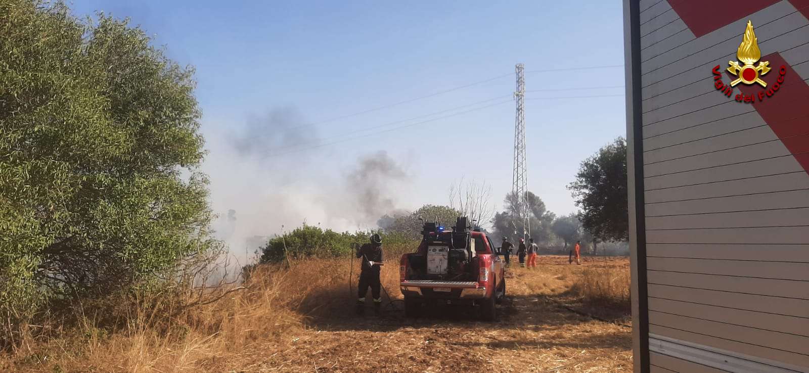 Fiamme minacciano resort a Ragusa. Ore intende per i vigili del fuoco. Anche canadair - Ragusa Oggi