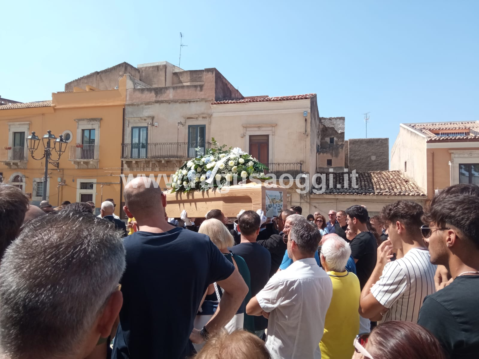 L’ultimo saluto a Rosario Pace. Il funerale del giovane cameriere di Comiso