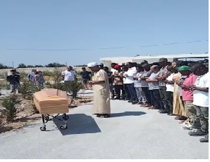 Rito islamico per il funerale di Salah Abdi Abukar: è stato seppellito nel cimitero di Pedalino