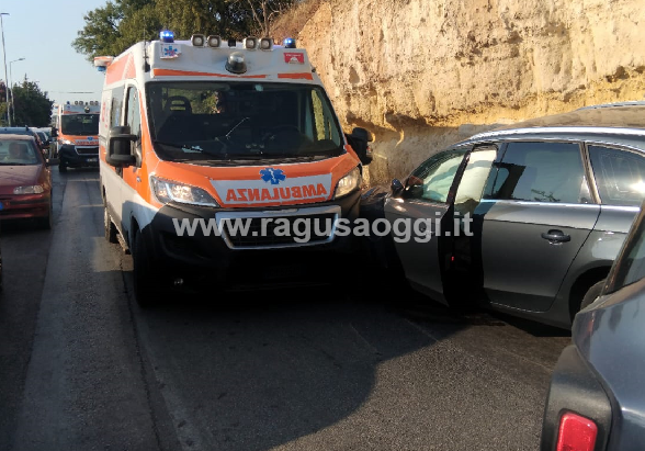 Scontro ambulanza e automobile sulla Vittoria-Acate: salva la paziente in codice rosso