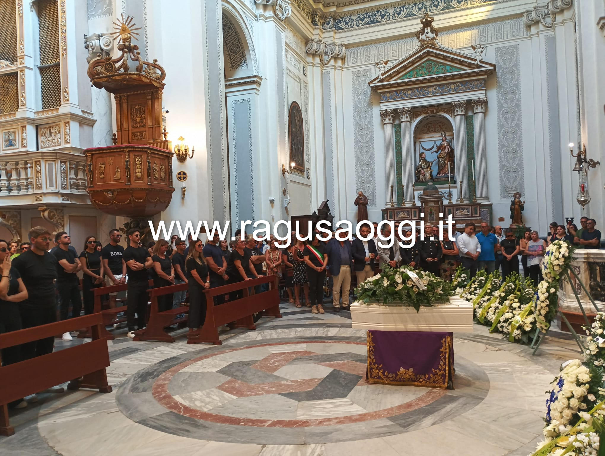 Comiso in lacrime: folla commossa ai funerali del piccolo Raffaele Sallemi