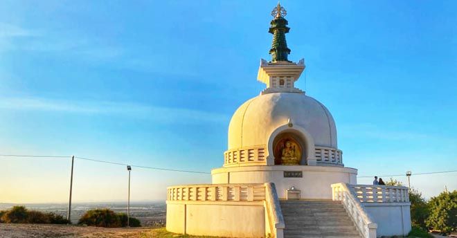 “Costruire Ponti di Pace”: alla Pagoda di Comiso un abbraccio simbolico