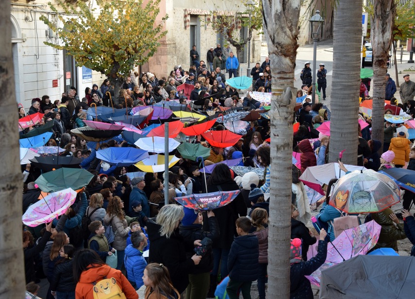 "A jittara re nuciddi" a Comiso, l'antica tradizione del lancio delle noccioline per la festa di Santa Lucia