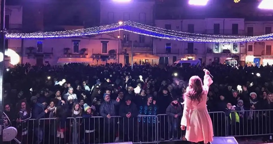 Capodanno 2026, tutte le piazze della provincia di Ragusa in festa: musica, dj set e concerti. A Modica c'è Mauro Miclini