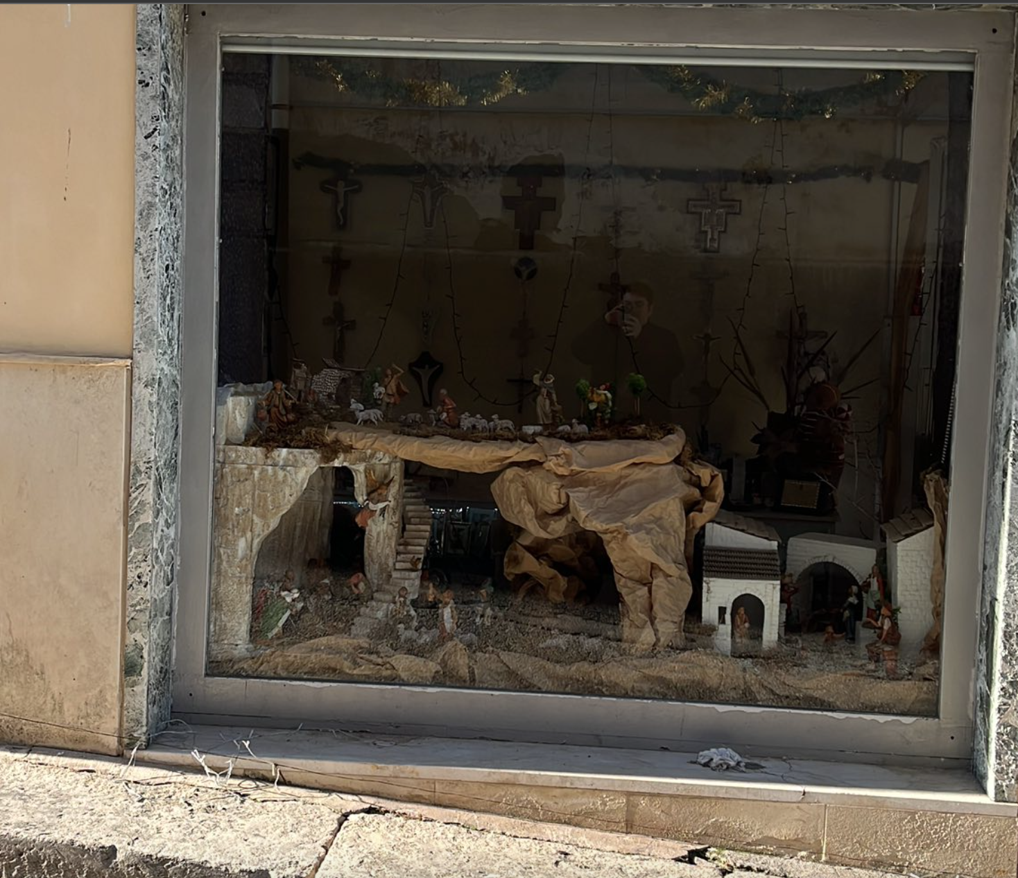 Chi odia il Natale a Comiso? Tagliate le luci del presepe. Dopo il furto dell'albero natalizio