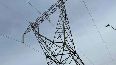 Vittoria: alcuni quartieri senz’acqua, il vento spezza un traliccio elettrico