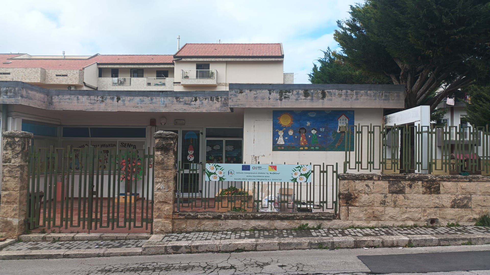 Furto alla scuola materna Senia di Comiso. Rubato un televisore, danni alle finestre e al proiettore LIM