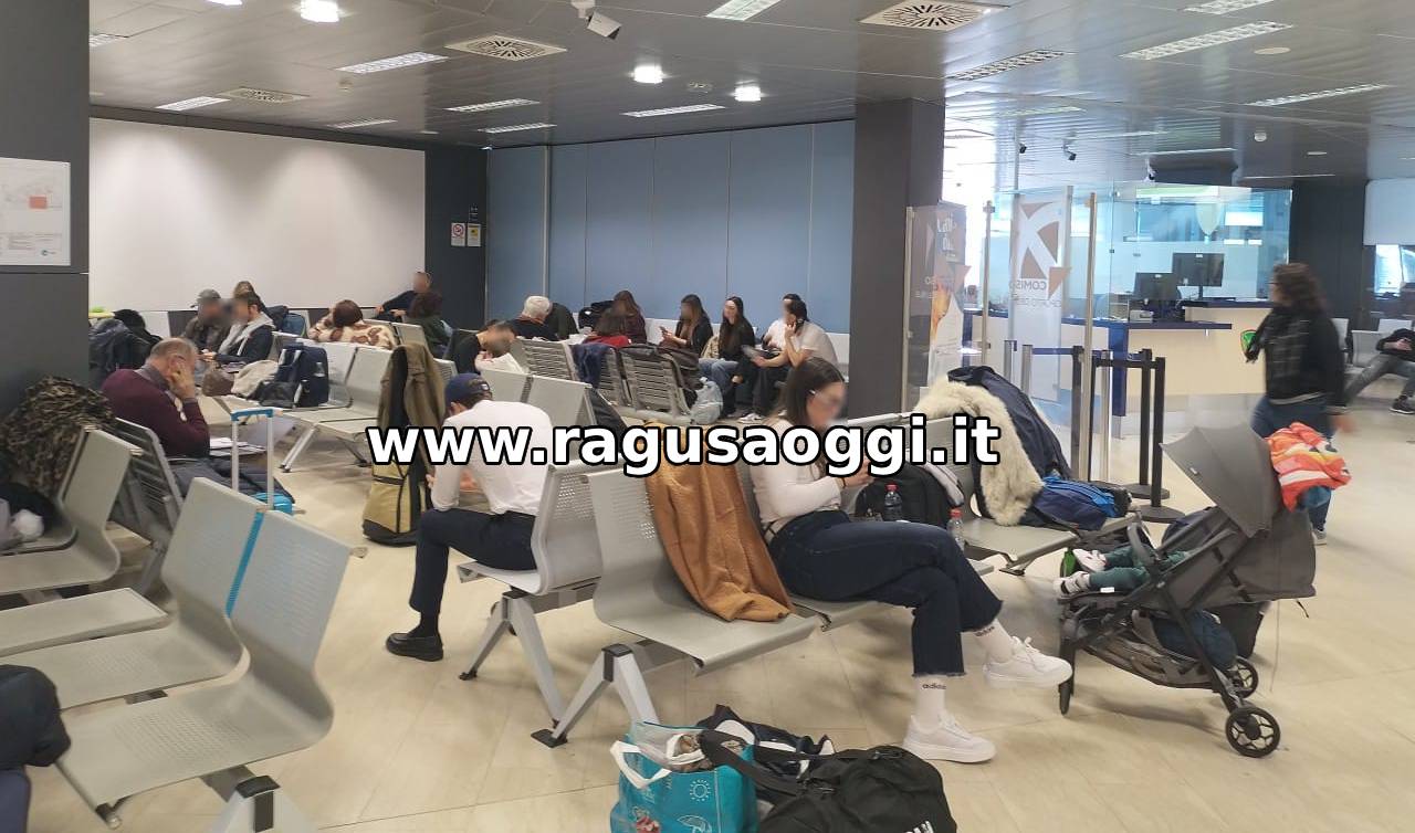 Giornata da dimenticare all'aeroporto di Comiso: Disagi, voli rimandati di ore e passeggeri imbufaliti