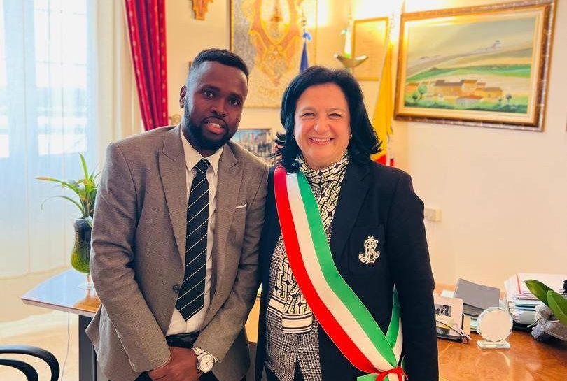 La bella storia di Abukar, nuovo cittadino italiano: "Vivo a Comiso e non vorrei essere altrove"