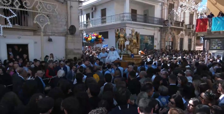 Pasqua a Comiso, un piccolo incidente ritarda il Regina Coeli e la "prima paci". Al via la lunga processione