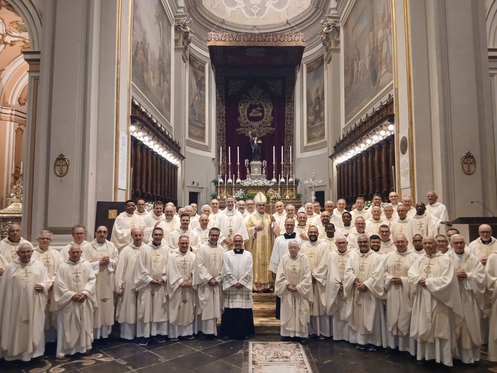 La Cattedrale di Ragusa rinnova il cuore della liturgia: consacrati i nuovi poli liturgici nel quinto anniversario episcopale di mons. La Placa