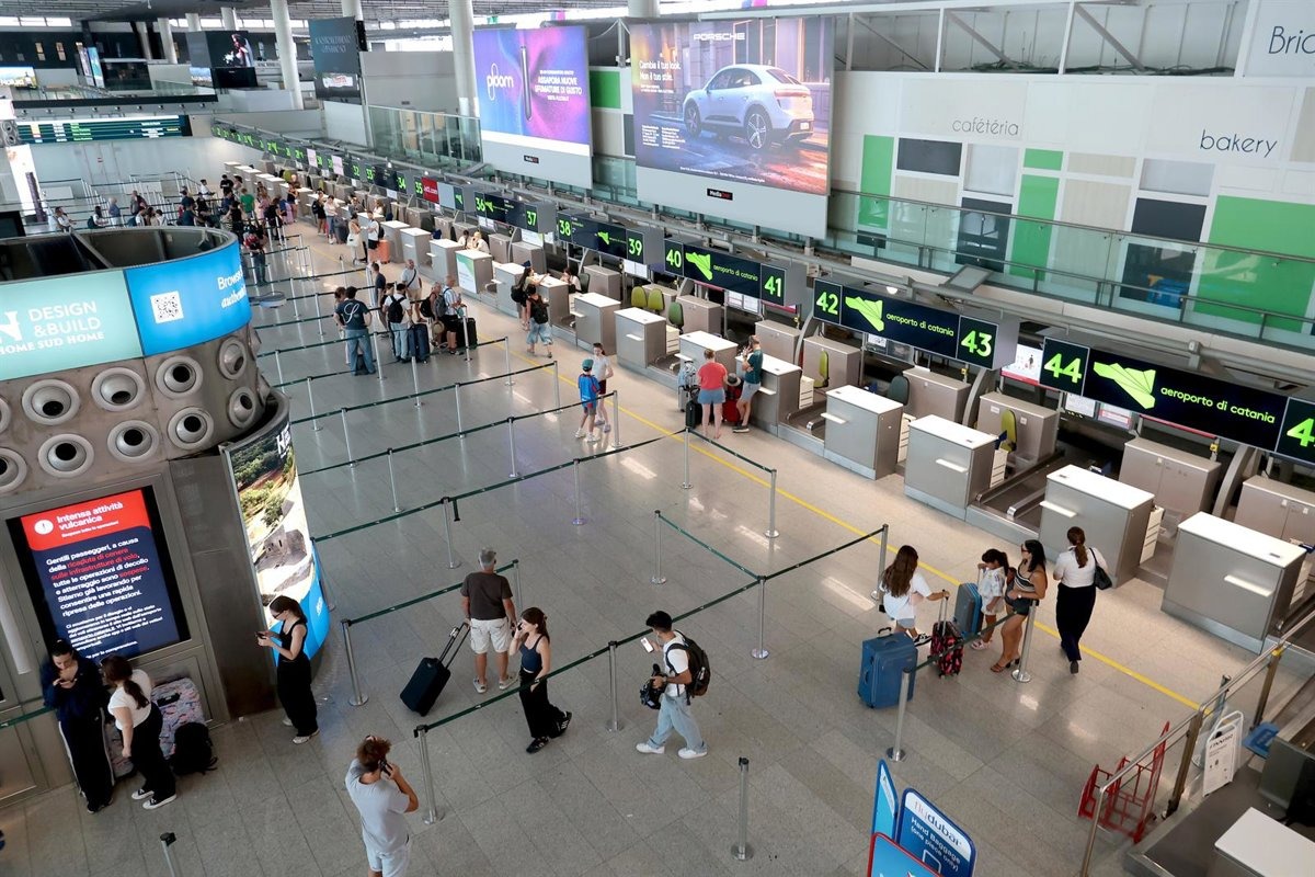 L’Etna fa il suo mestiere, la politica no: Catania e Comiso ancora lontani da un vero sistema aeroportuale