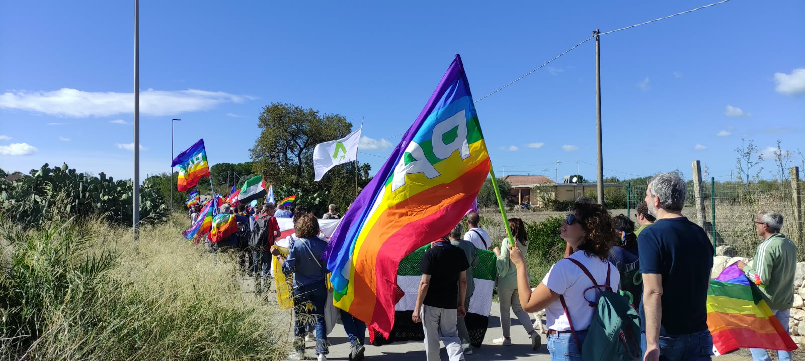 Mille persone in corteo a Comiso per la pace: in testa il sudario con i nomi dei bambini uccisi a Gaza